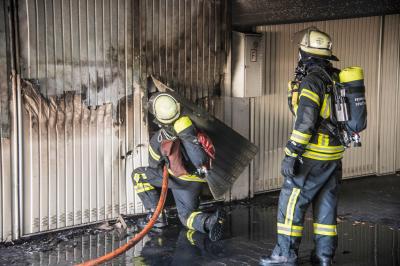 Stuttgart-Bad Cannstatt: Boeller verursacht Garagenbrand und hohen Schaden